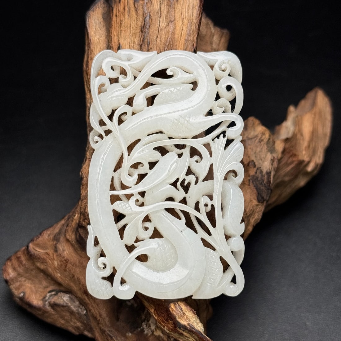 An Exquisite White Jade Dragon Pattern Pendant: An Exquisite White Jade Dragon Pattern Pendant,Qing Dynasty,China,Size:1.5inx2.4inx0.3in,Weight:29g,白玉龙纹挂件,中国清代