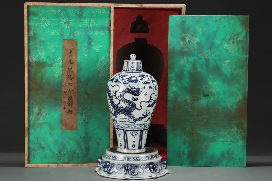 An Exquisite Blue and White Dragon Pattern Lotus Pattern Vase,with Base (1 of 9)