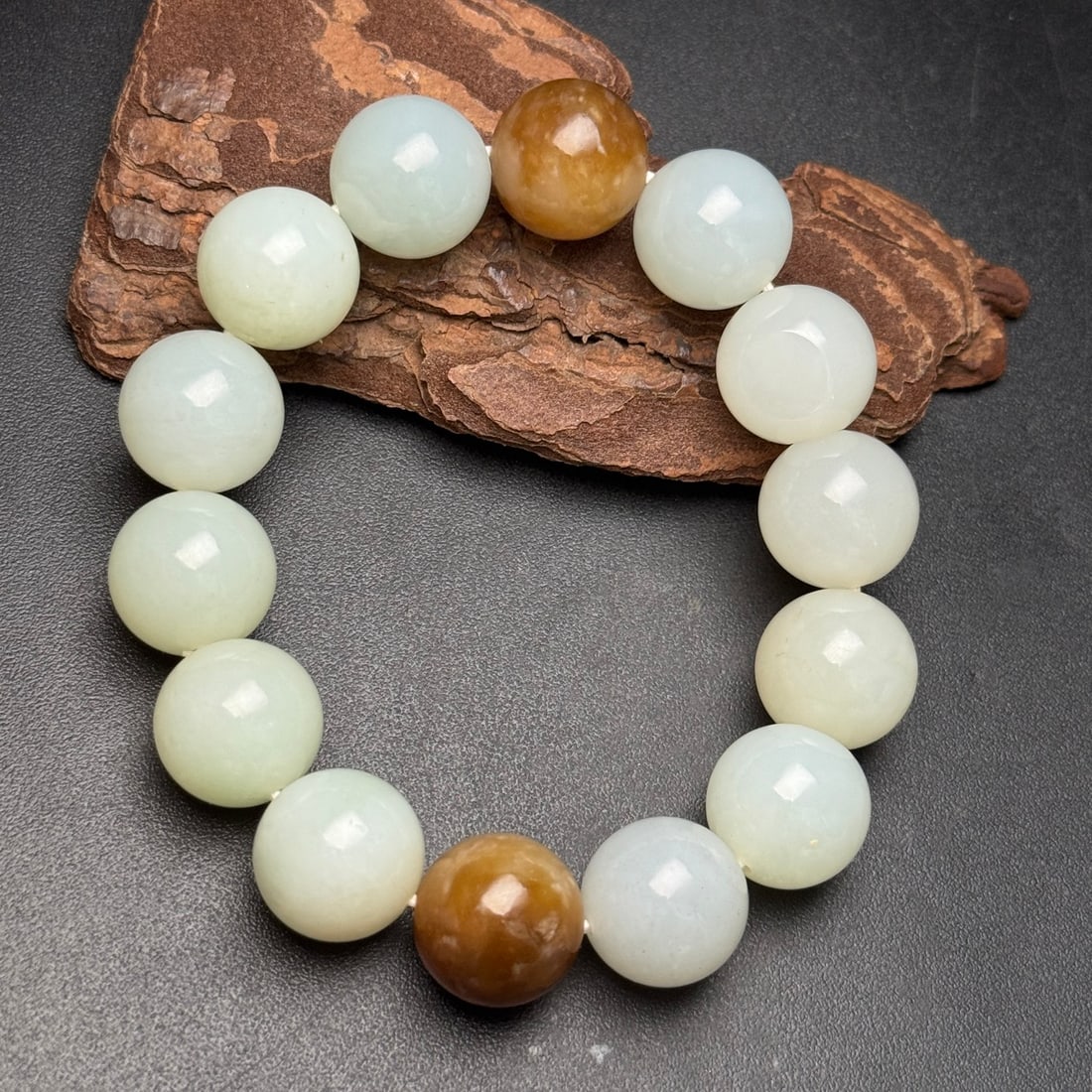 An Exquisite White Jade Bracelets: An Exquisite White Jade Bracelets,Qing Dynasty,China,Size:0.6in,Weight:73g,白玉手串,中国清代