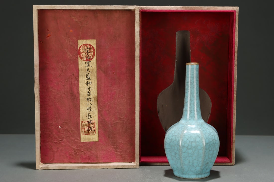 An Exquisite Ru yao Sky Blue Glazed Vase: An Exquisite Ru yao Sky Blue Glazed Vase,Song Dynasty, China,Size:7.2inx3.7in,汝窑天蓝釉瓶,中国宋代
