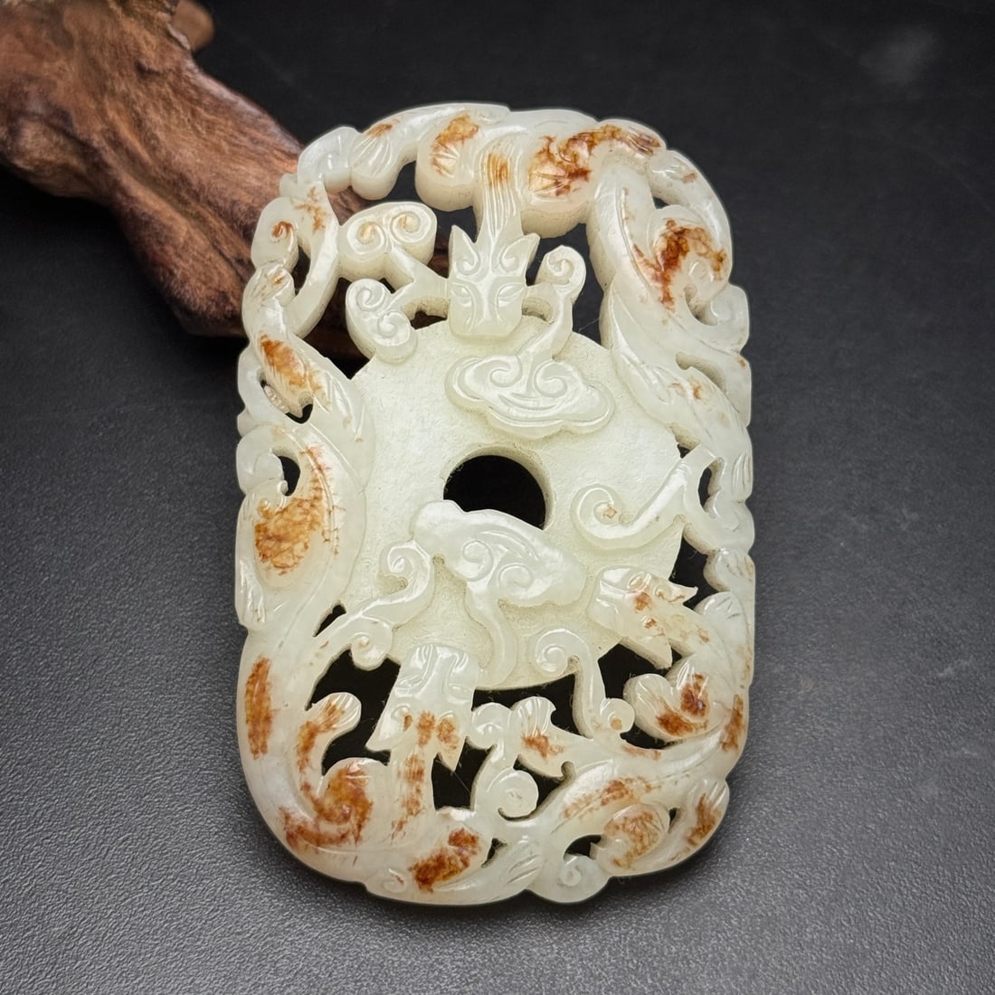 An Exquisite White Jade Dragon Pattern Pendant: An Exquisite White Jade Dragon Pattern Pendant,Han Dynasty,China,Size:3inx1.9inx0.4in,Weight:67g,白玉龙纹挂件,中国汉代