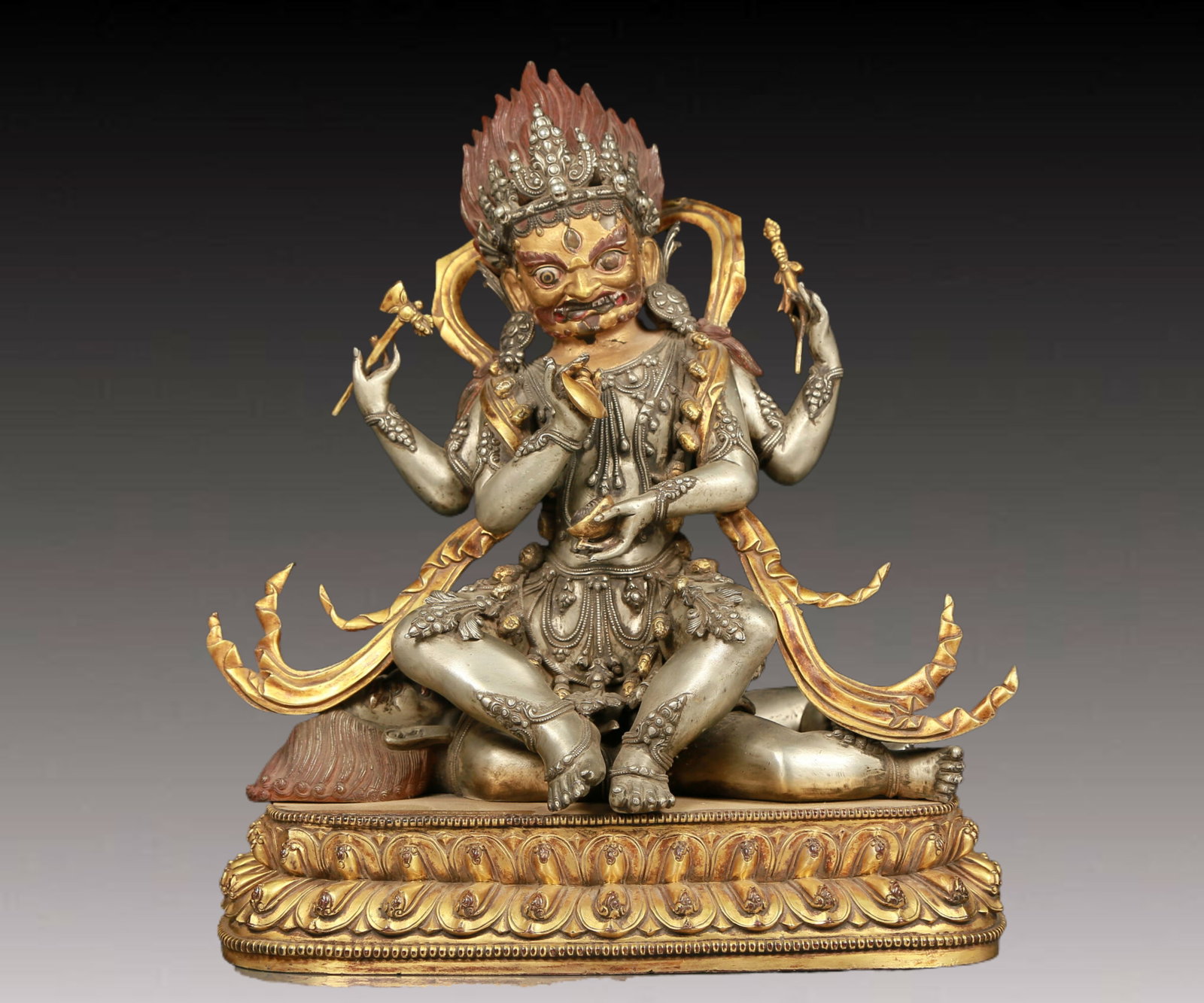 A solemn gilt bronze and silver Vajra statue: A solemn gilt-bronze and silver Vajra statue,Yongle six-character mark,Ming Dynasty,China. The Vajra's body is majestic and majestic,symbolizing strong will and invincible power. At the same time,his