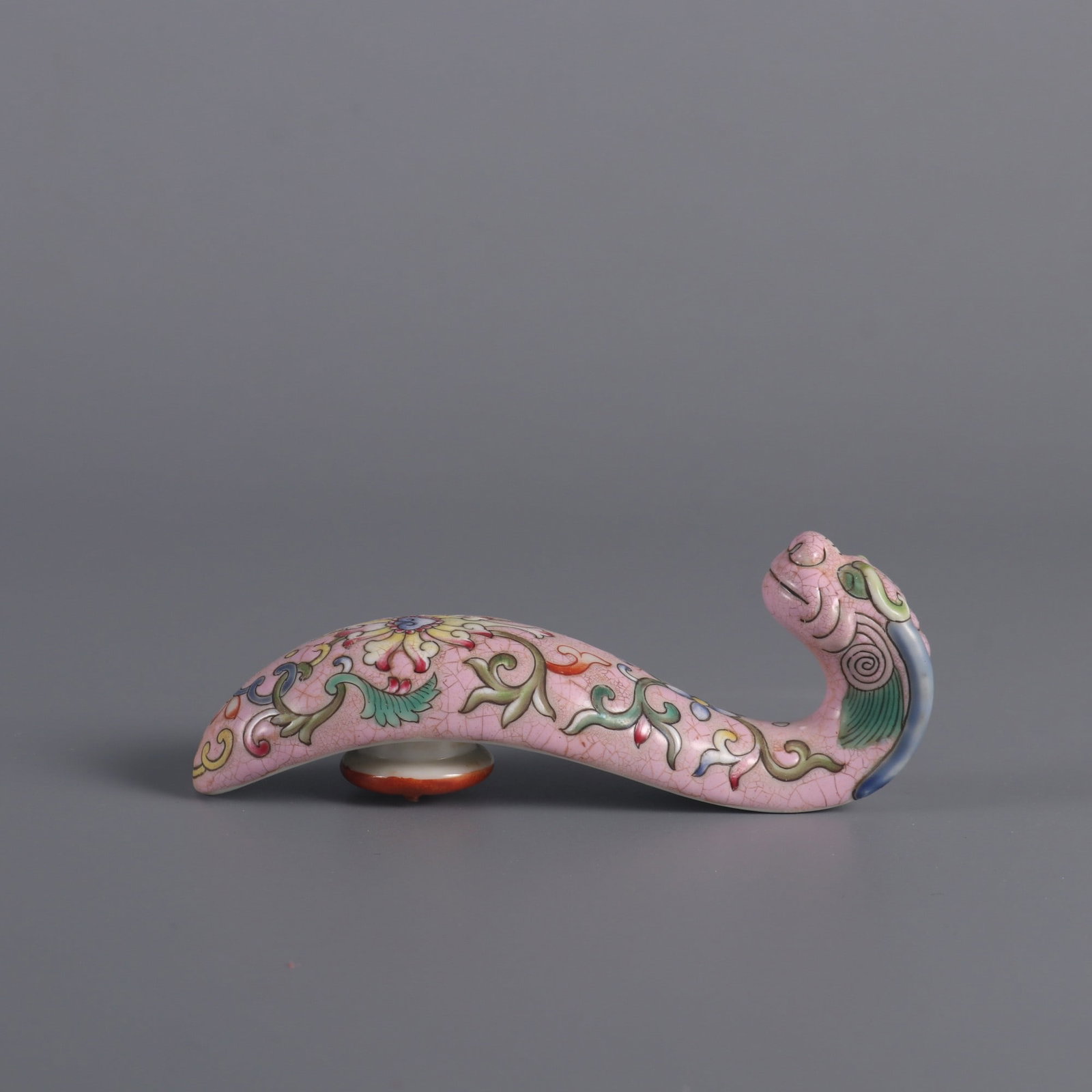 An Exquisite Green Ground Lotus Pattern Hook: An Exquisite Green Ground Lotus Pattern Hook,Qing Dynasty,China,Qianlong Four-character Mark,Size:1.6inx3.9inx1.2in,绿地洋缠枝莲纹带钩,中