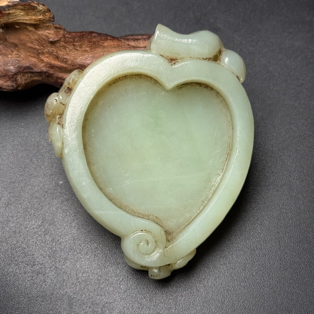 An Exquisite White Jade Peach Brush Washer: An Exquisite White Jade Peach Brush Washer,Qing Dynasty,China,Size:3inx2.5inx0.7in,Weight:95g,白玉桃子笔洗,中国清代