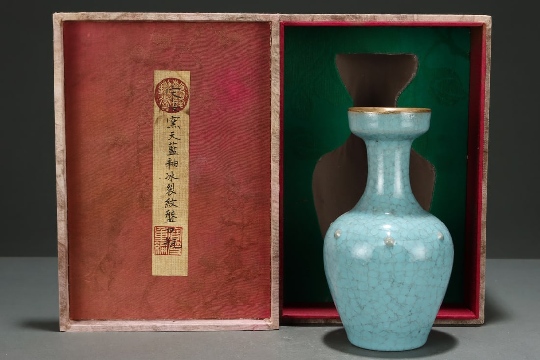 An Exquisite Ru yao Sky Blue Glazed Vase: An Exquisite Ru yao Sky Blue Glazed Vase,Song Dynasty, China,Size:7.4inx4.1in,汝窑天蓝釉瓶,中国宋代