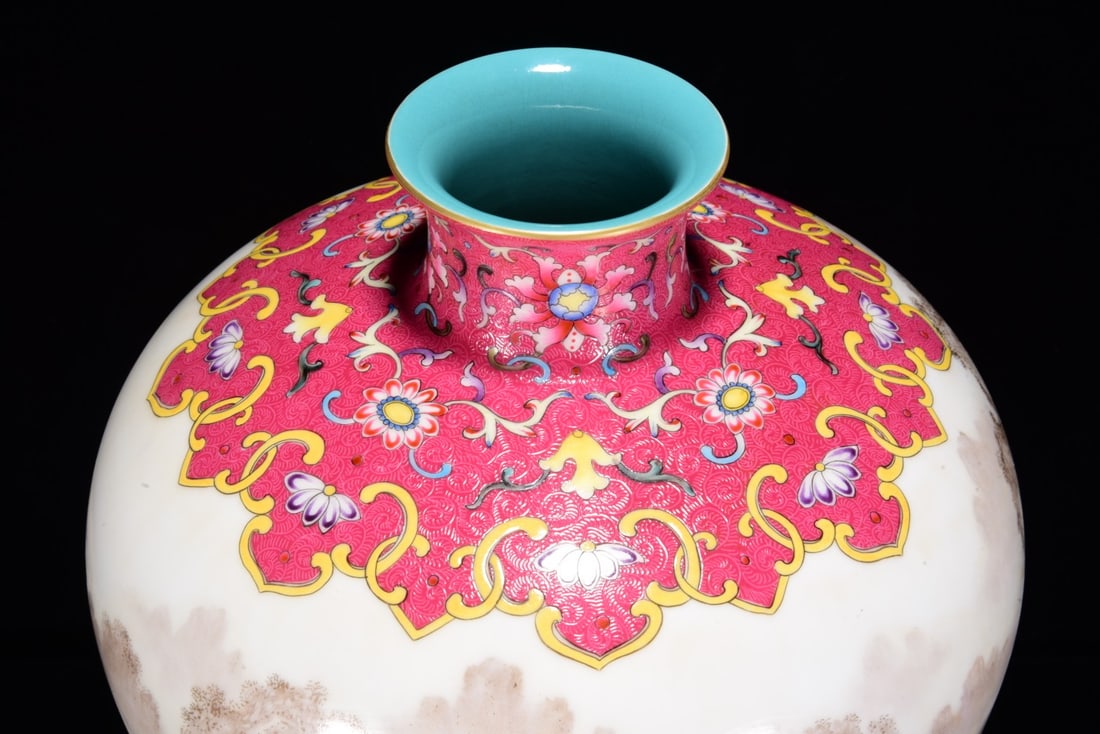 An Exquisite Ruby Red-Glazed Ink Color Landscape Pattern Vase - 4
