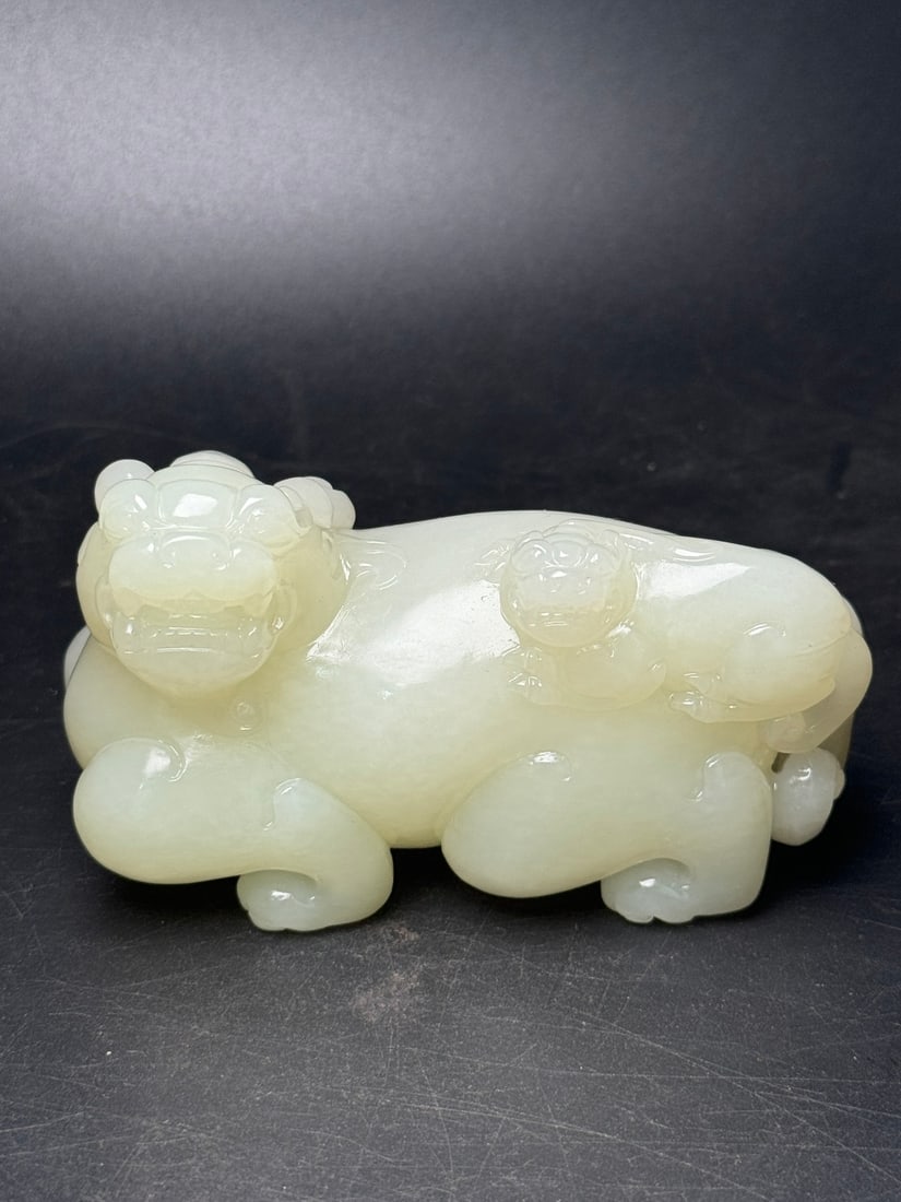 An Exquisite White Jade Wealth-Attracting Creature Ornament: An Exquisite White Jade Wealth-Attracting Creature Ornament,Qing Dynasty,China,Size:3.9inx2.5inx1.6in,Weight:346g,白玉貔貅摆件,中国清代