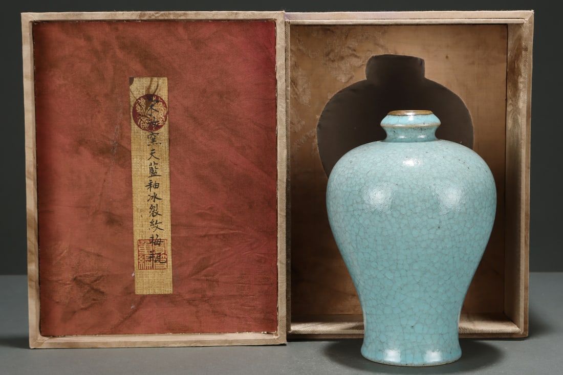 An Exquisite Ru yao Sky Blue Glazed Vase: An Exquisite Ru yao Sky Blue Glazed Vase,Song Dynasty, China,Size:7.4inx5in,汝窑天蓝釉瓶,中国宋代