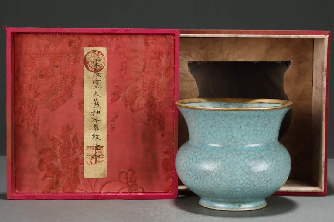 An Exquisite Ru yao Sky Blue Glazed Jar: An Exquisite Ru yao Sky Blue Glazed Jar,Song Dynasty, China,Size:5.2inx5.8in,汝窑天蓝釉罐,中国宋代