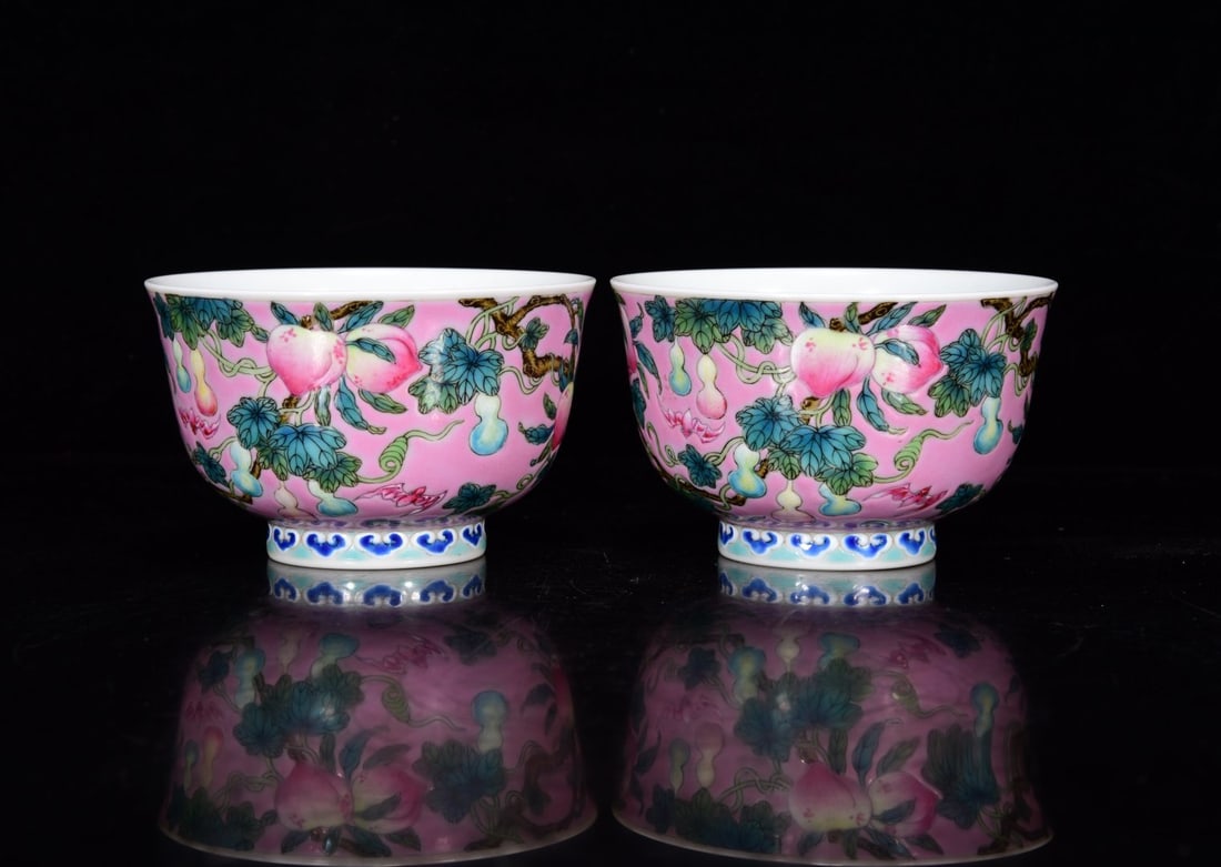 A Pair of Exquisite Famille-Rose Bats and Peach Pattern Bowls: A Pair of Exquisite Famille-Rose Bats and Peach Pattern Bowls,Qing Dynasty,China,Size:2inx3.3in,一对粉彩福寿纹碗,中国清代