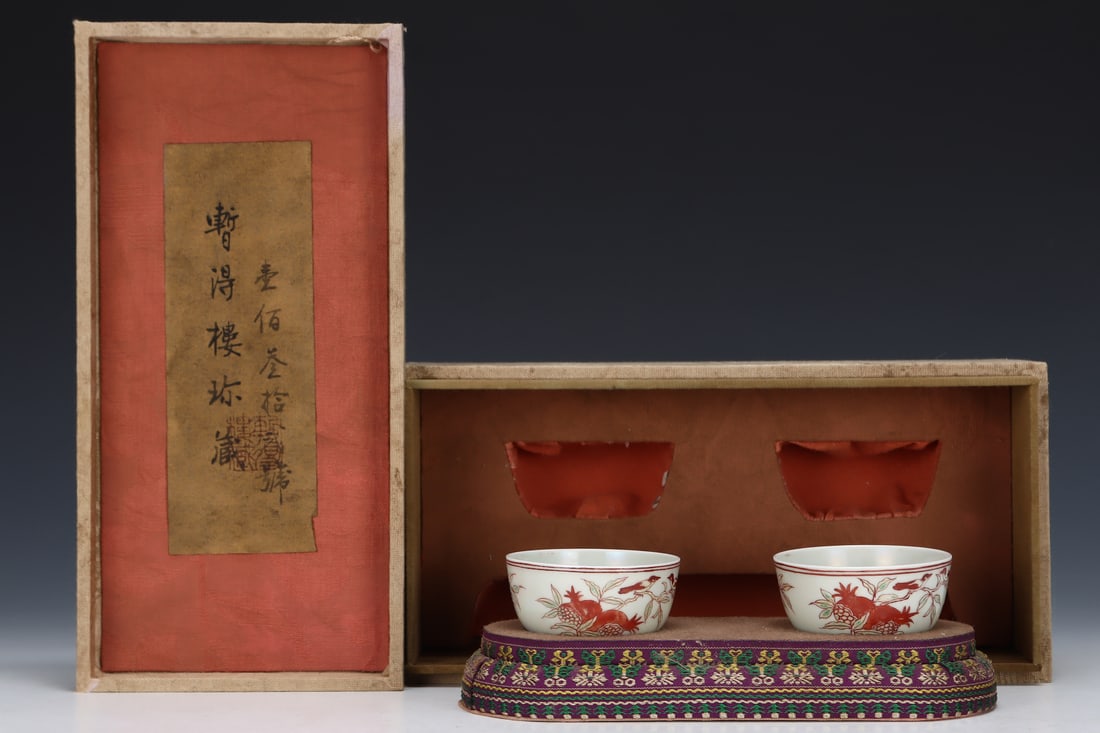 A Pair of Exquisite Red and Green Enamel Flower and Bird Pattern Cups: A Pair of Exquisite Red and Green Enamel Flower and Bird Pattern CupsMing Dynasty, China,Chenghua Six-character Mark,Size:1.3inx2.8in,一对红绿彩花鸟纹&#