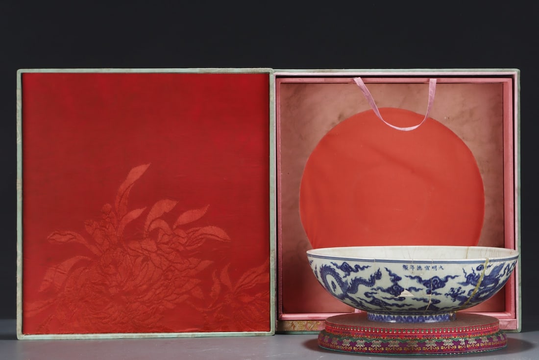 An Exquisite Chai yao Blue and White Dragon Pattern Bowl: An Exquisite Chai yao Blue and White Dragon Pattern BowlMing Dynasty, China, Xuande Six-character MarkSize:4.1inx12.4in,柴窑青花龙纹碗,中国明