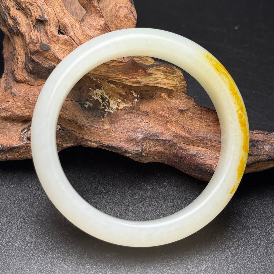 An Exquisite White Jade Bracelets: An Exquisite White Jade Bracelets,Qing Dynasty,China,Size:(inside diameter)2.1in,2.7inx0.6in,Weight:53g,白玉手镯,中国清代