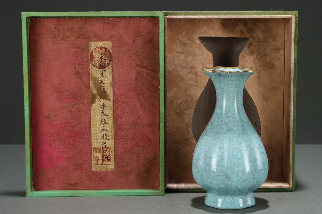 An Exquisite Ru yao Sky Blue Glazed Vase: An Exquisite Ru yao Sky Blue Glazed Vase,Song Dynasty, China,Size:6.8inx3.9in,汝窑天蓝釉瓶,中国宋代