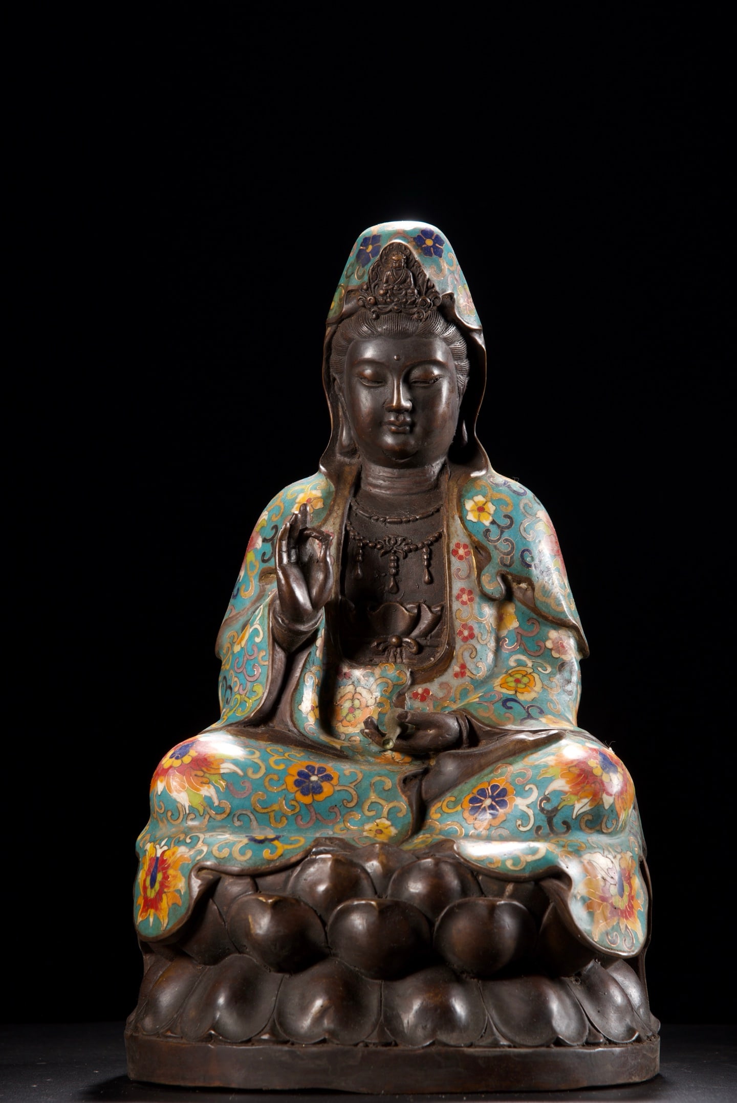 An Exquisite Cloisonne Lotus Pattern Statue of Avalokitesvara: An Exquisite Cloisonne Lotus Pattern Statue of Avalokitesvara,Qing Dynasty,China,with Qianlong Four-character Mark,Size:15.7inx9.1inx7.5in,Weight:8180g,景泰蓝缠枝莲