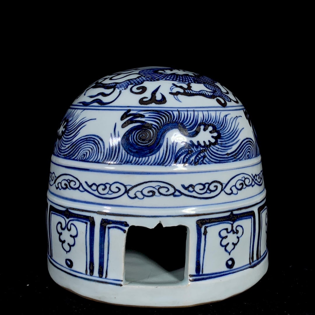 An Exquisite Blue and White Dragon Pattern Ornament: An Exquisite Blue and White Dragon Pattern Ornament,Yuan Dynasty,China,Size:5.5inx5.9in,青花龙纹摆件,中国元代