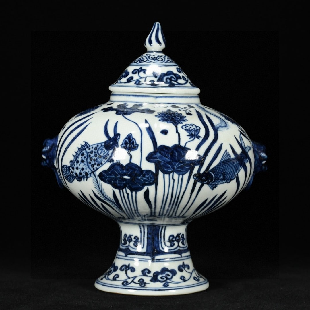 An Exquisite Blue and White Hornwort Pattern with Cover Beast-Ears Jar: An Exquisite Blue and White Hornwort Pattern with Cover Beast-Ears Jar,Ming Dynasty,China,with Xuande Six-character Mark,Size:8.7inx7.5in,青花鱼藻纹带盖ࠦ
