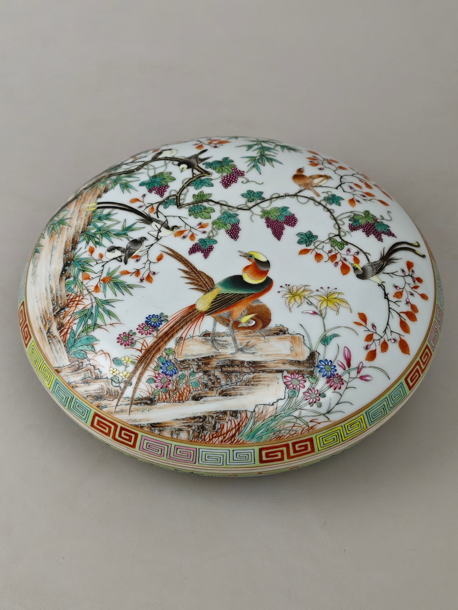Famille-Rose Flower and Bird Pattern box: Famille-Rose Flower and Bird Pattern box,Qing Dynasty,China,with Qianlong Six-character Mark,Size:3.1inx8.7in 粉彩花鸟纹盒,中国清代,带