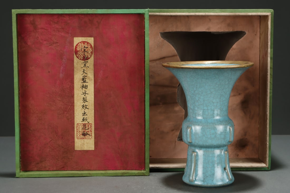 An Exquisite Ru yao Sky Blue Glazed Vase: An Exquisite Ru yao Sky Blue Glazed Vase,Song Dynasty, China,Size:6.9inx5.1in,汝窑天蓝釉瓶,中国宋代