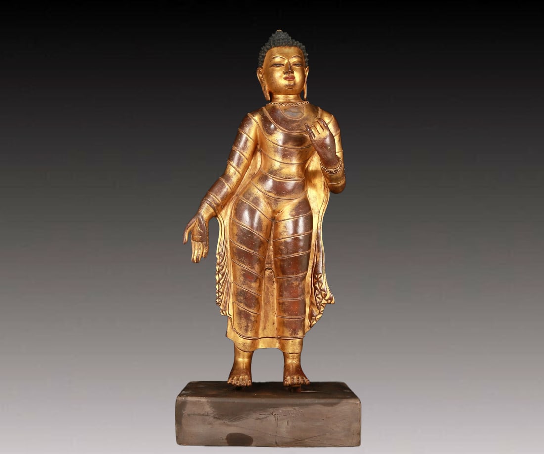 A solemn gilt bronze statue of Sakyamuni (1 of 11)