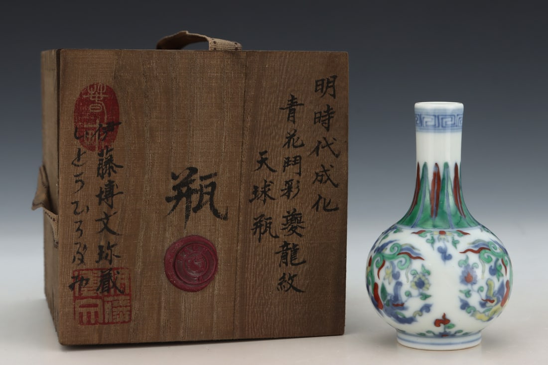 An Exquisite Blue and White Doucai Dragon Pattern Vase: An Exquisite Blue and White Doucai Dragon Pattern VaseMing Dynasty, China,Chenghua Six-character Mark,Size:4.1inx2.6in,青花斗彩龙纹瓶,中国明