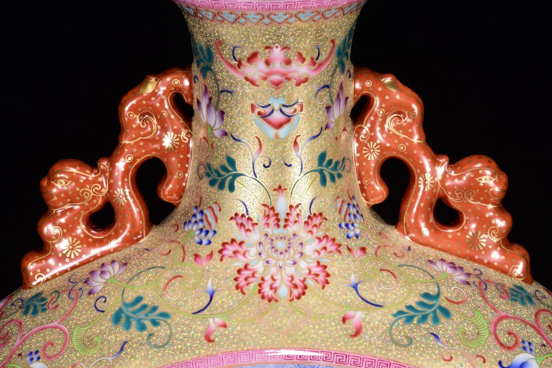 An Exquisite Enamel Landscape Pattern Vase - 5