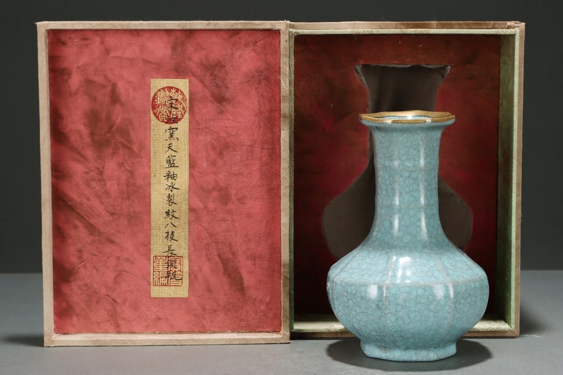 An Exquisite Ru yao Sky Blue Glazed Vase: An Exquisite Ru yao Sky Blue Glazed Vase,Song Dynasty, China,Size:7.3inx4.9in,汝窑天蓝釉瓶,中国宋代