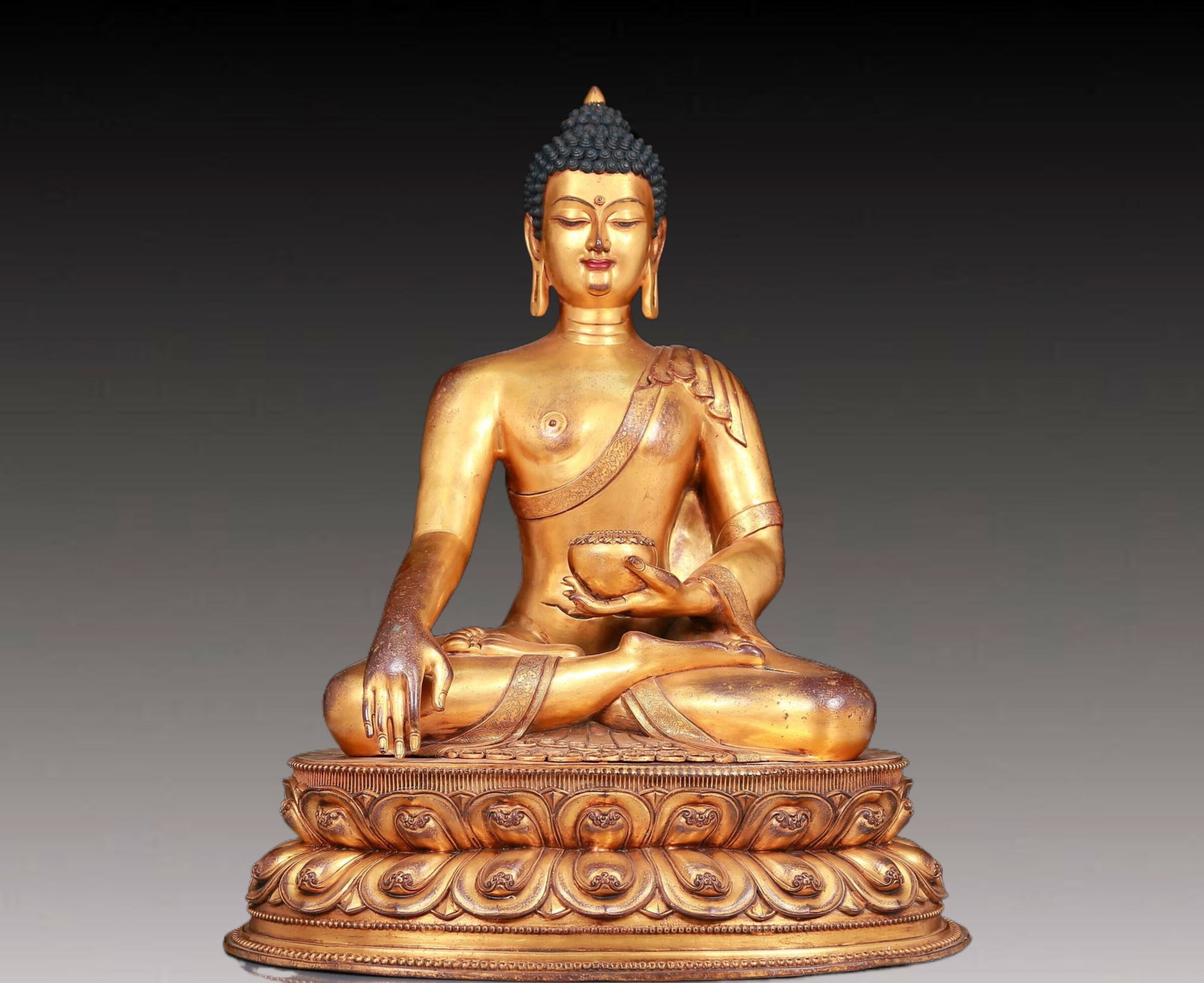 A solemn gilt bronze statue of Sakyamuni (1 of 12)