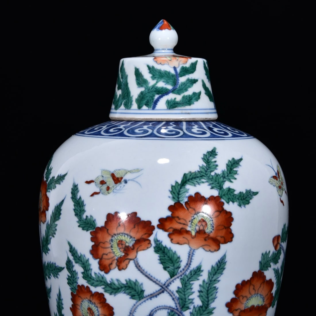 An Exquisite Doucai Flower Pattern Vase - 4