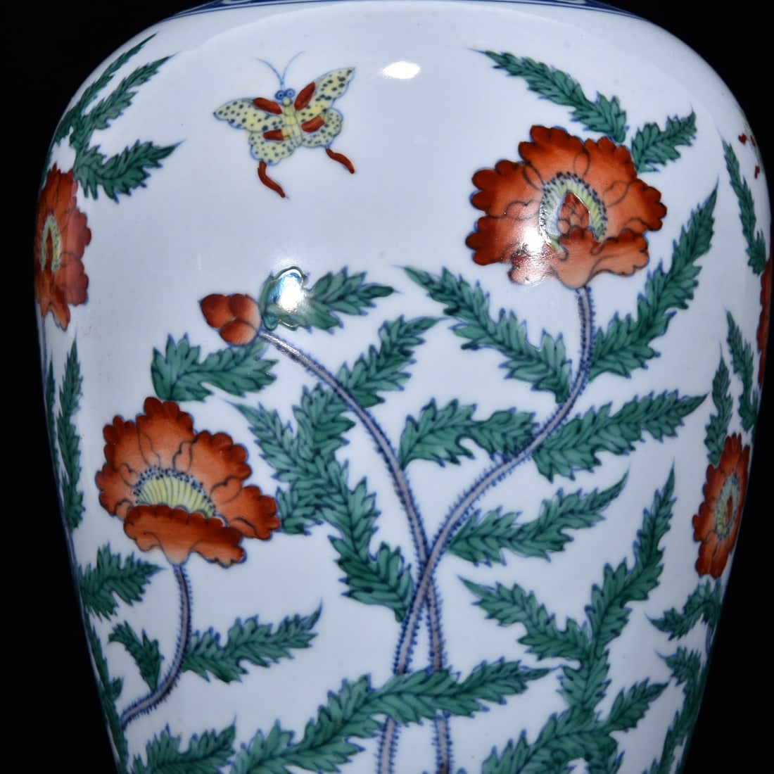 An Exquisite Doucai Flower Pattern Vase - 6