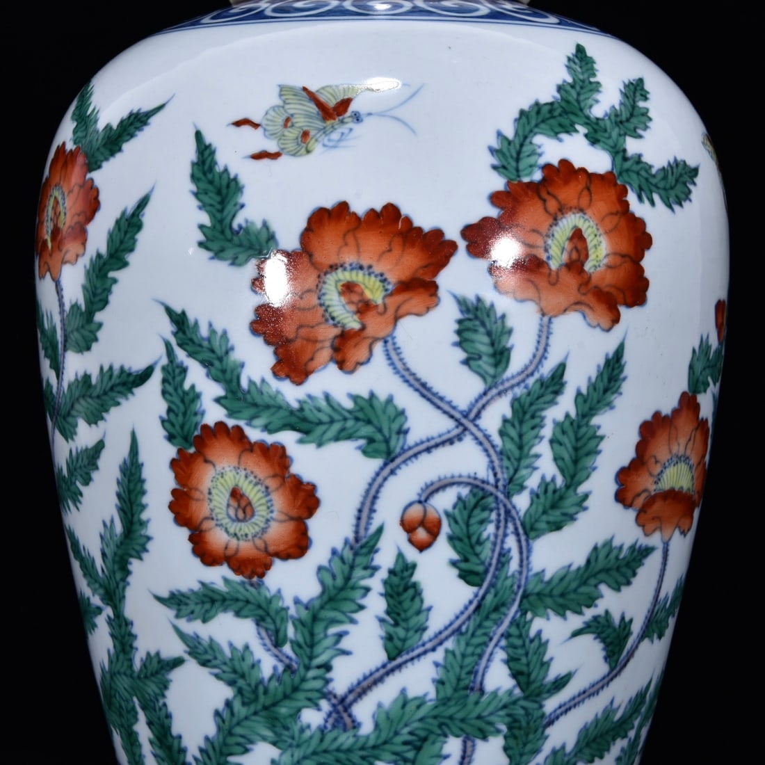An Exquisite Doucai Flower Pattern Vase - 7
