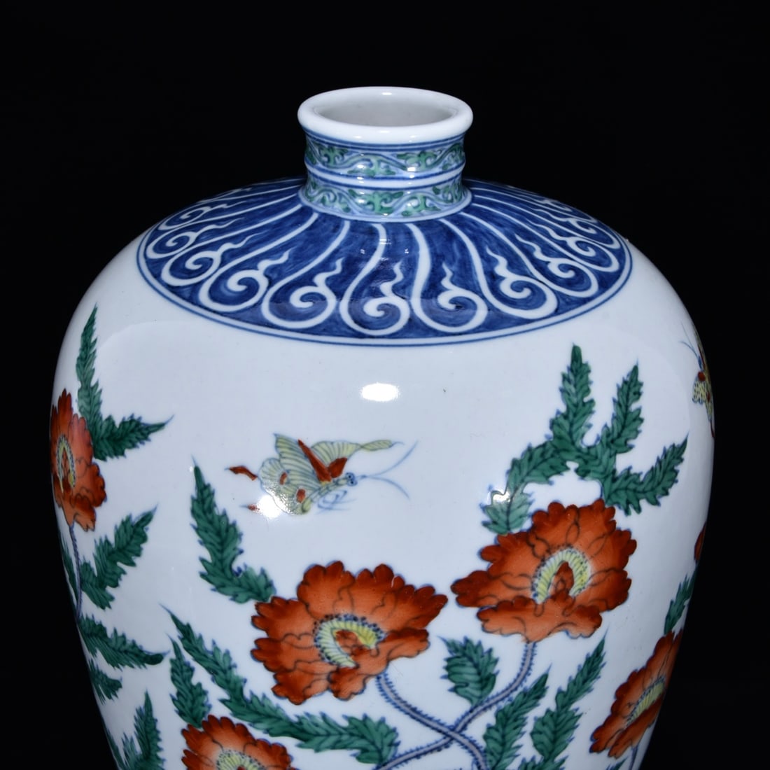 An Exquisite Doucai Flower Pattern Vase - 8