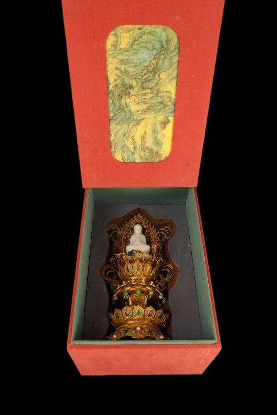 An Exquisite Filigree and Gilding Inlaid White Jade Buddha Statue: An Exquisite Filigree and Gilding Inlaid White Jade Buddha Statue,Qing Dynasty,China,with Qianlong Four-character Mark,Size:5.5inx12.6in,Weight:1107g,花丝鎏金镶白&#