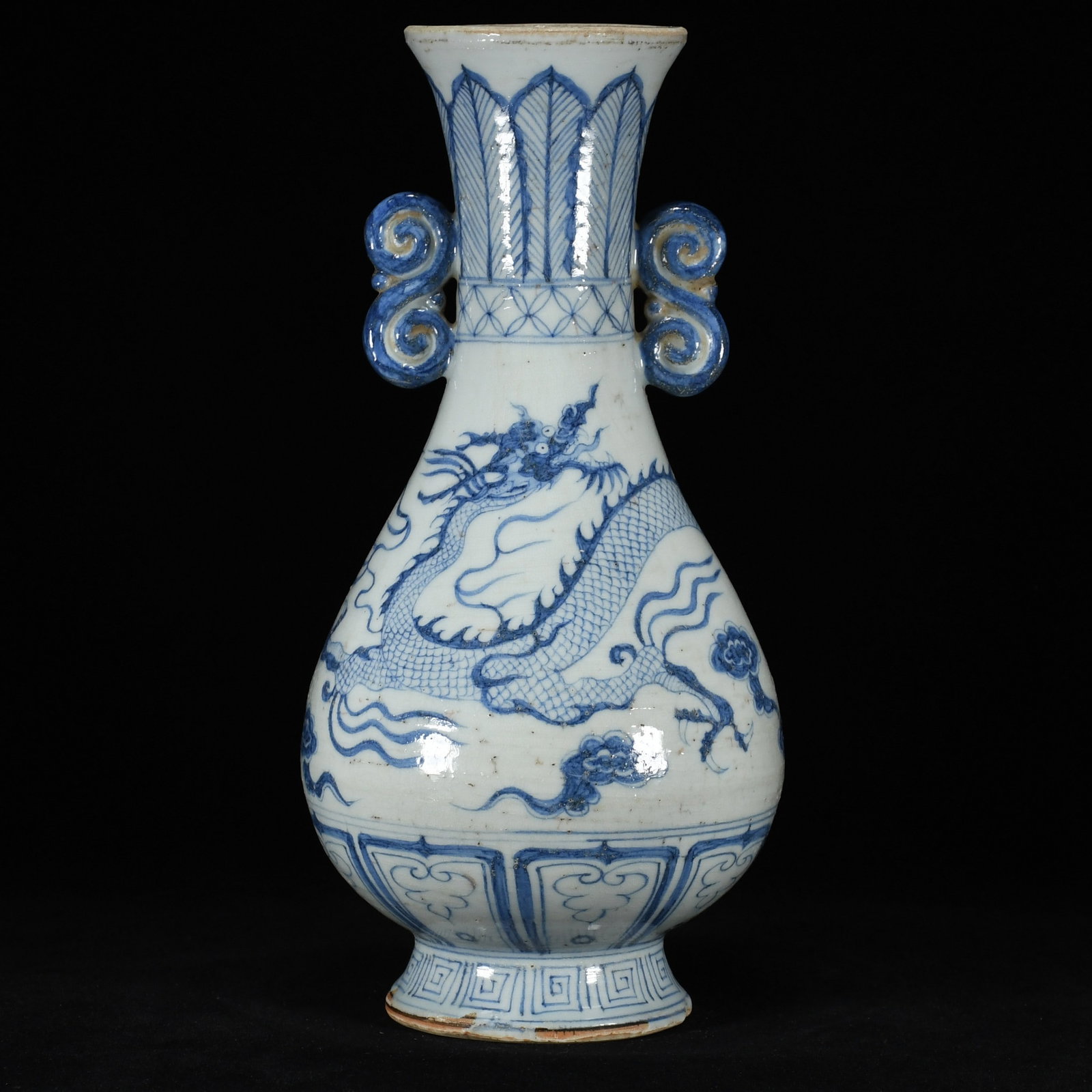 An Exquisite Blue and White Dragon Pattern Double-Ears Vase: An Exquisite Blue and White Dragon Pattern Double-Ears Vase,Yuan Dynasty,China,Size:12.2inx6.3in,青花龙纹双耳瓶,中国元代