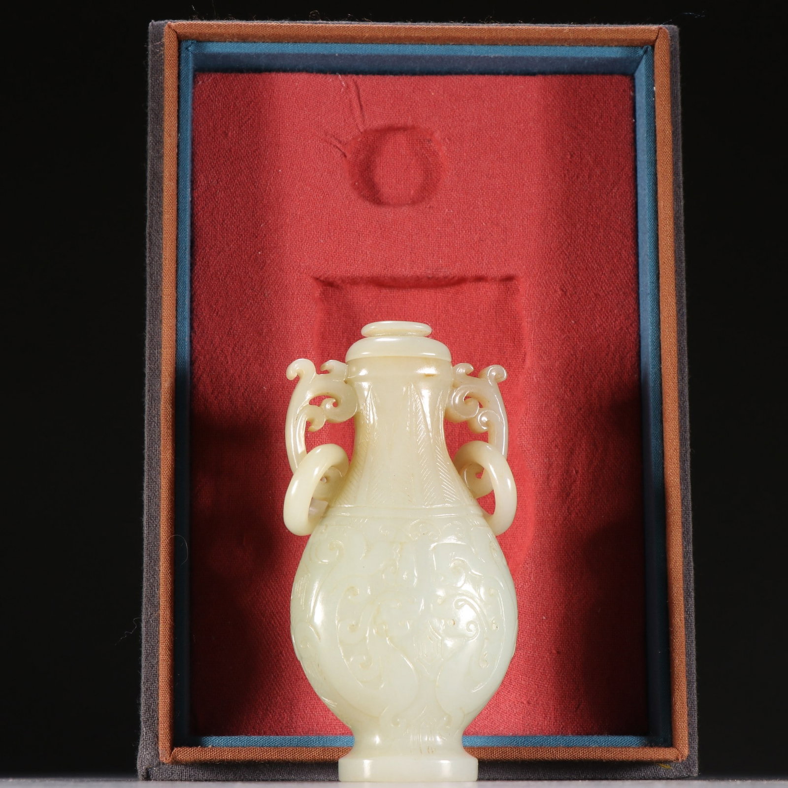 An Exquisite White Jade Dragon Pattern Double-Ears Vase: An Exquisite White Jade Dragon Pattern Double-Ears Vase,Qing Dynasty,China,Size:4.1inx1.9in,白玉龙纹双耳瓶,中国清代