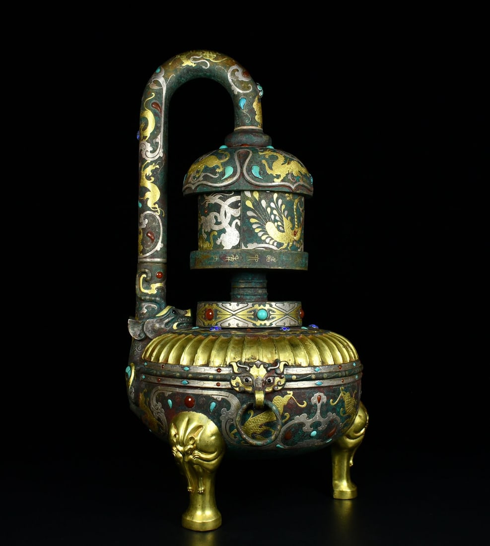 An Exquisite Bronze Gold and Slver Inlay Dragon and Phoenix Pattern Palace Lantern,With: An Exquisite Bronze Gold and Slver Inlay Dragon and Phoenix Pattern Palace Lantern,With Inscription,Inlaid Gems,the Warring States period in