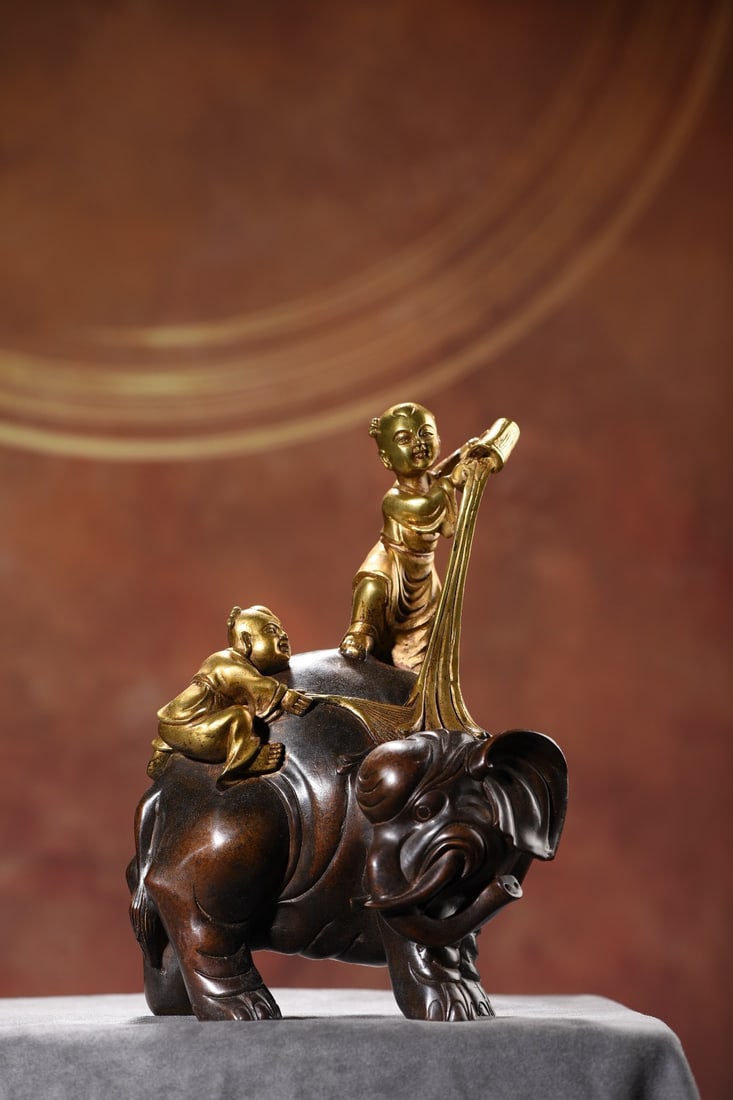 An Exquisite Gilt Bronze Figure Ornament: An Exquisite Gilt Bronze Figure Ornament,Qing Dynasty,China,Size:8.7inx6.3inx4.3in,Weight:2470g,铜鎏金人物摆件,中国清代