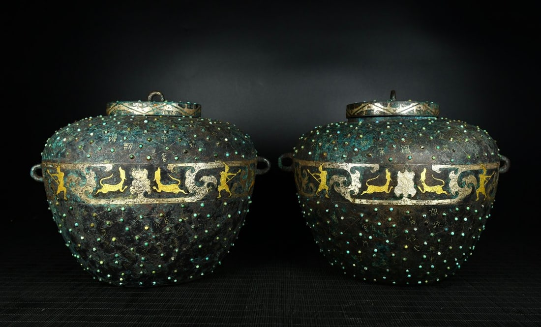 A Pair of Exquisite Bronze Gold and Slver Inlay Hunting Pattern Jar,With Inscription,Inlaid Gems: A Pair of Exquisite Bronze Gold and Slver Inlay Hunting Pattern Jar,With Inscription,Inlaid Gems,the Warring States period in China,Size:8.3inx10.2in,Weight:7000g,一对青铜Ž