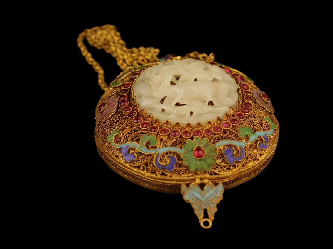 An Exquisite Filigree and Gilding Inlaid White Jade Pendant,Inlaid Gems: An Exquisite Filigree and Gilding Inlaid White Jade Pendant,Inlaid Gems,Qing Dynasty,China,Size:18.9inx3.9inx1.6in,Weight:218g,花丝鎏金镶白玉挂件,