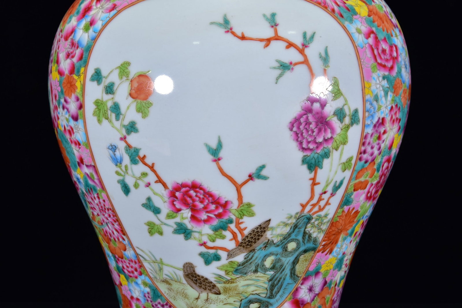 An Exquisite Flower and Bird Pattern Vase - 4
