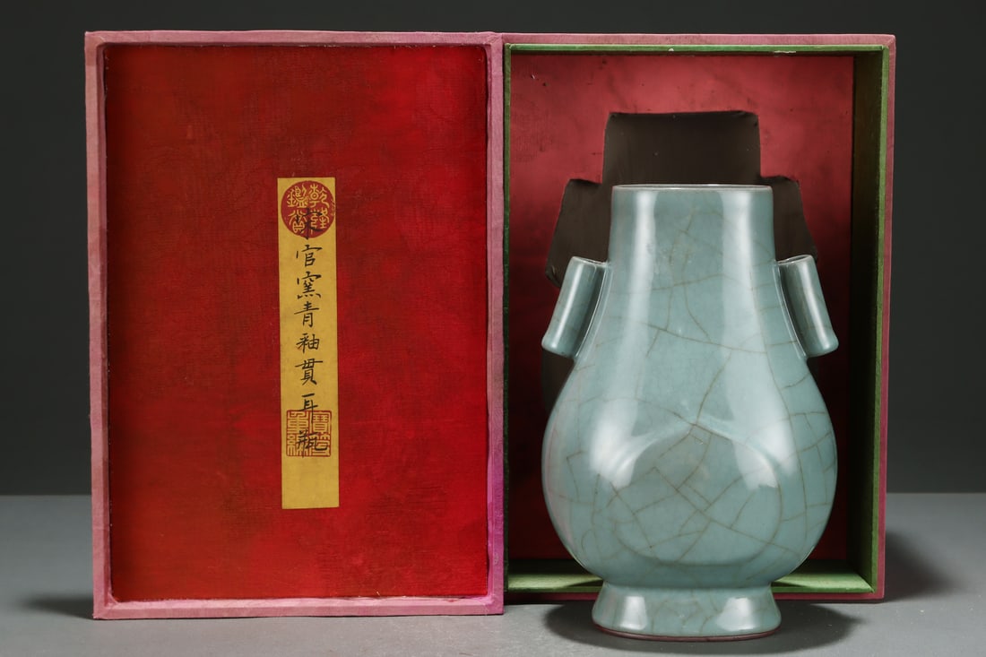 An Exquisite Guan yao Celadon Glazed Double-Ears Vase: An Exquisite Guan yao Celadon Glazed Double-Ears Vase,Song Dynasty, China,Size:8.8inx5.9in,官窑青釉双耳瓶,中国宋代