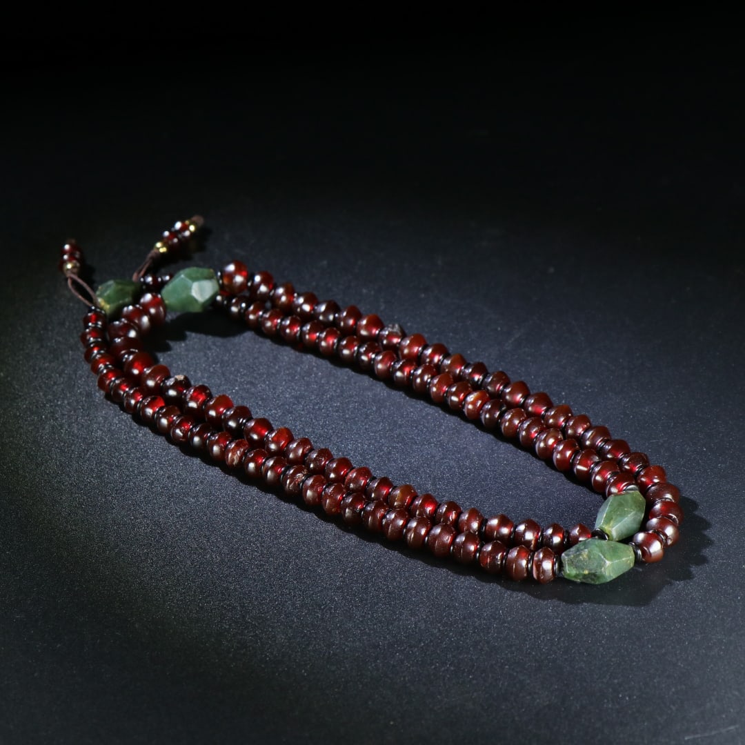 An Exquisite Agate Bracelets: An Exquisite Agate Bracelets,Han Dynasty,China,Size:(Bead Diameter)0.3inx0.2in,Weight:55g,玛瑙手串,中国汉代