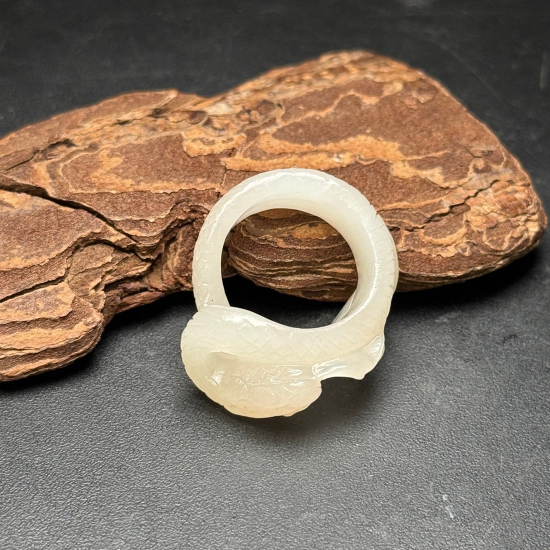 An Exquisite White Jade Snake Pattern Ring - 3