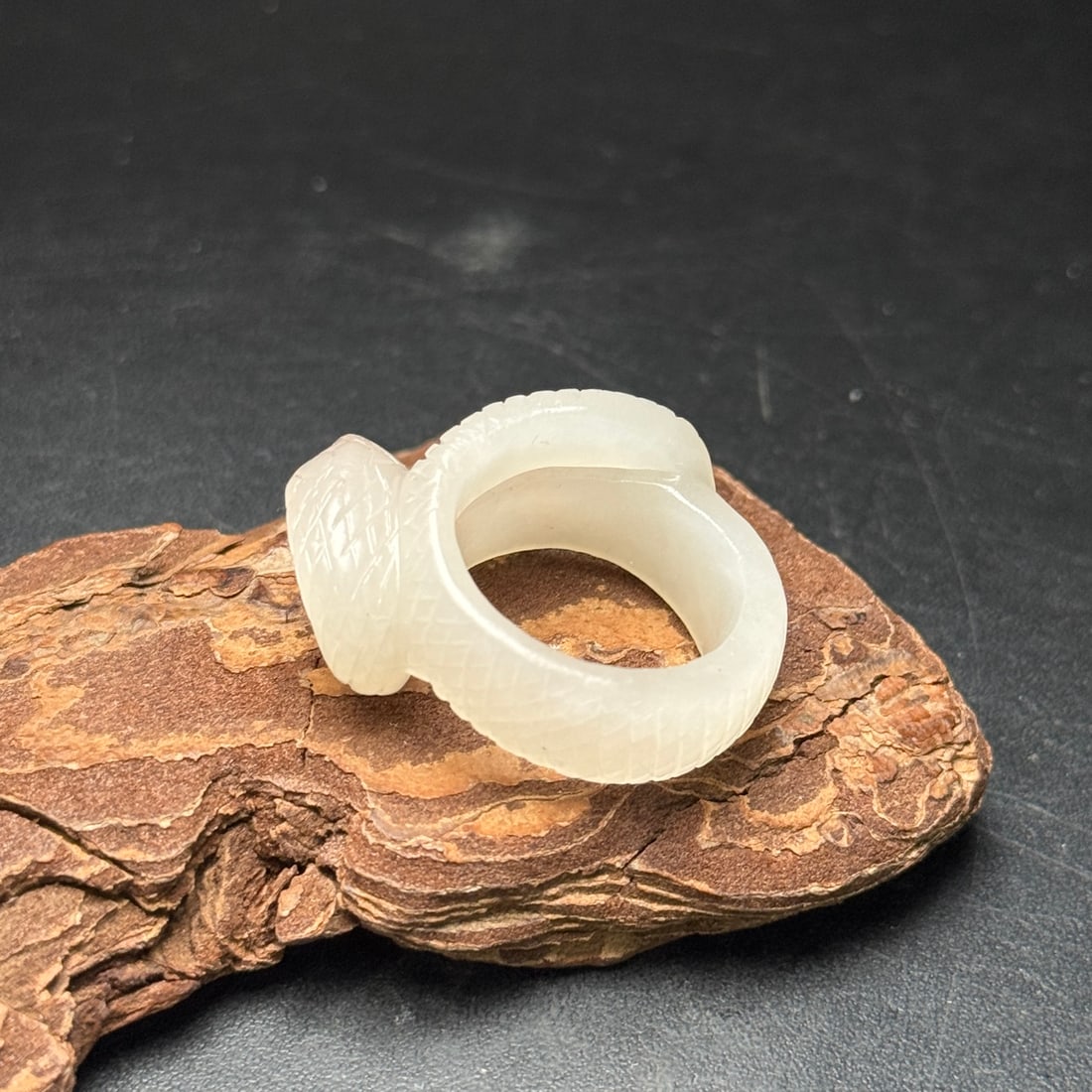 An Exquisite White Jade Snake Pattern Ring - 4