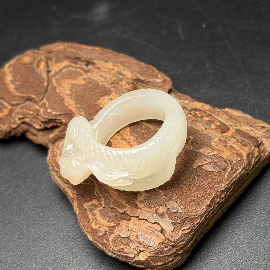 An Exquisite White Jade Snake Pattern Ring - 5