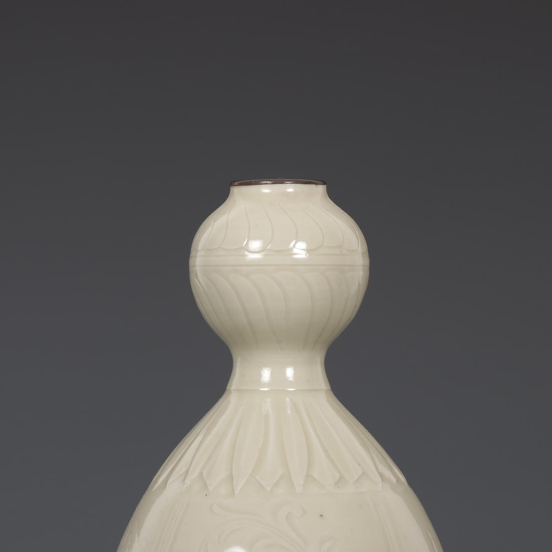 An Exquisite Ding yao Flower Pattern Vase - 3