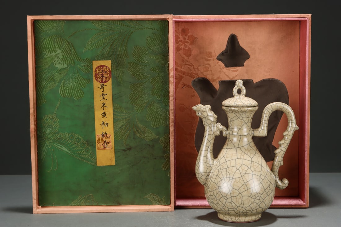 An Exquisite Ge yao Yellow Glazed Ewer: An Exquisite Ge yao Yellow Glazed Ewer,Song Dynasty, China,Size:8.7inx6.5in,哥窑黄釉執壶,中国宋代