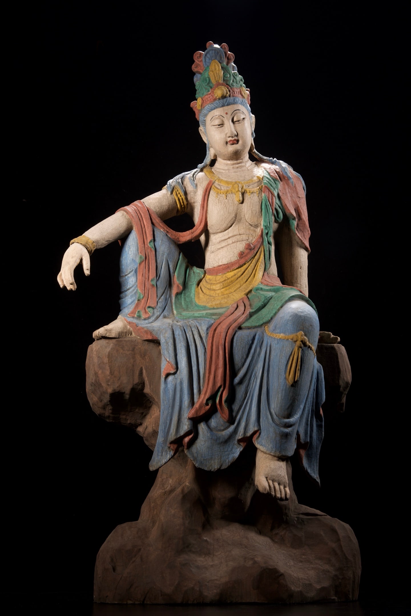 An Exquisite Wooden Painted Color Statue of Avalokitesvara: An Exquisite Wooden Painted Color Statue of Avalokitesvara,Qing Dynasty,China,Size:40.6inx20.5inx13in,Weight:14200g,木胎彩绘观音像,中国清