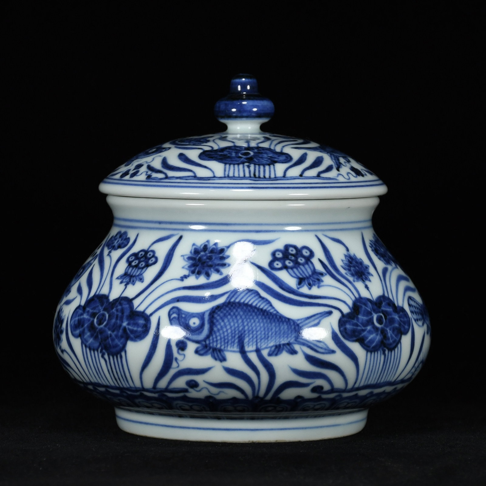An Exquisite Blue and White Hornwort Pattern with Cover Jar: An Exquisite Blue and White Hornwort Pattern with Cover Jar,Ming Dynasty,China,with Xuande Six-character Mark,Size:5.5inx5.9in,青花鱼藻纹带盖罐,中