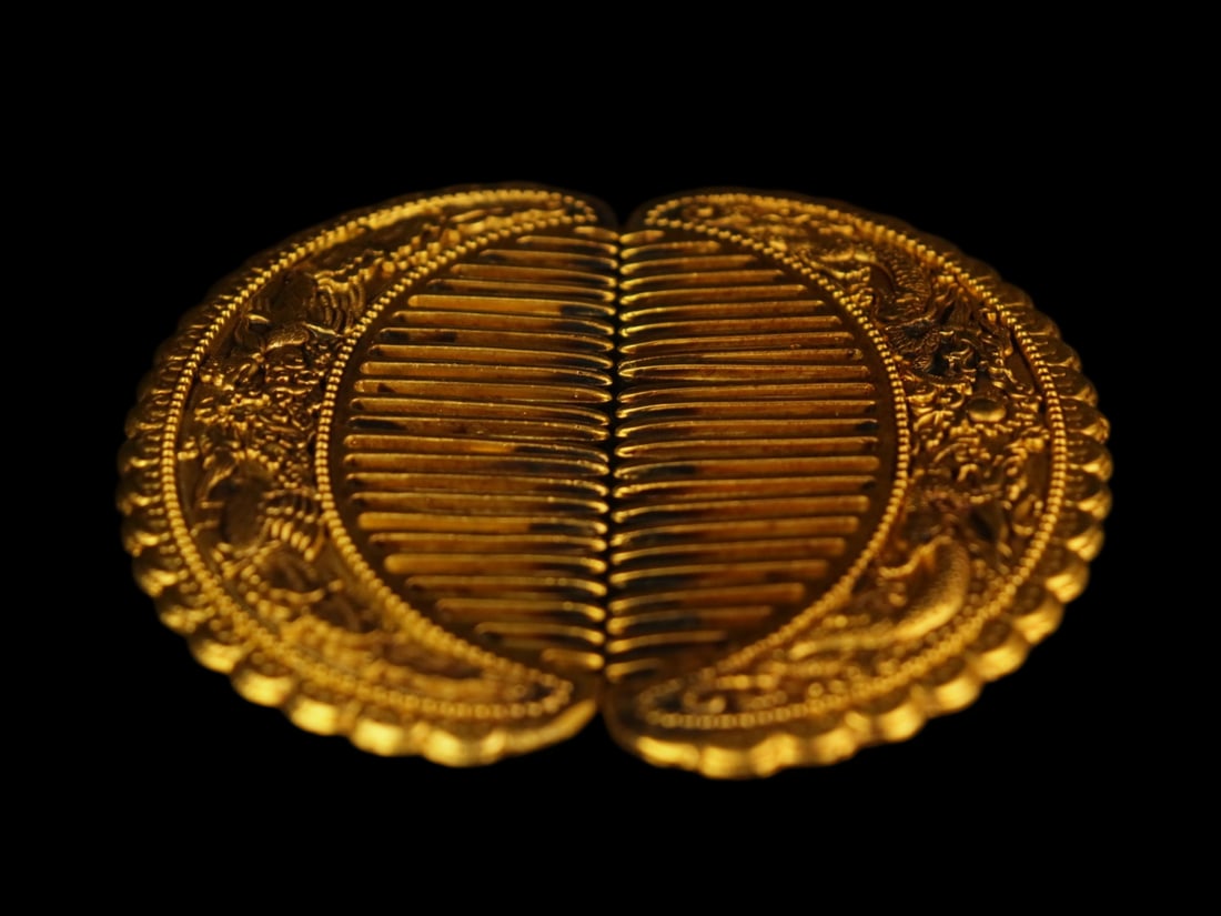 A Pair of Exquisite Gilt Bronze Auspicious Animal Pattern Comb